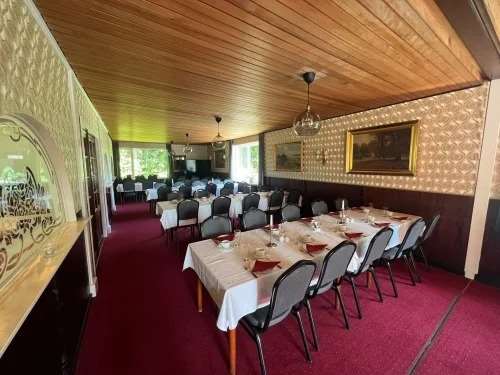 Dækket langbord i restauranten på Restaurant Skovbakken i Odder