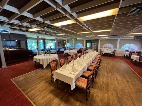 Salen på Restaurant Skovbakken i Odder dækket op til selskab